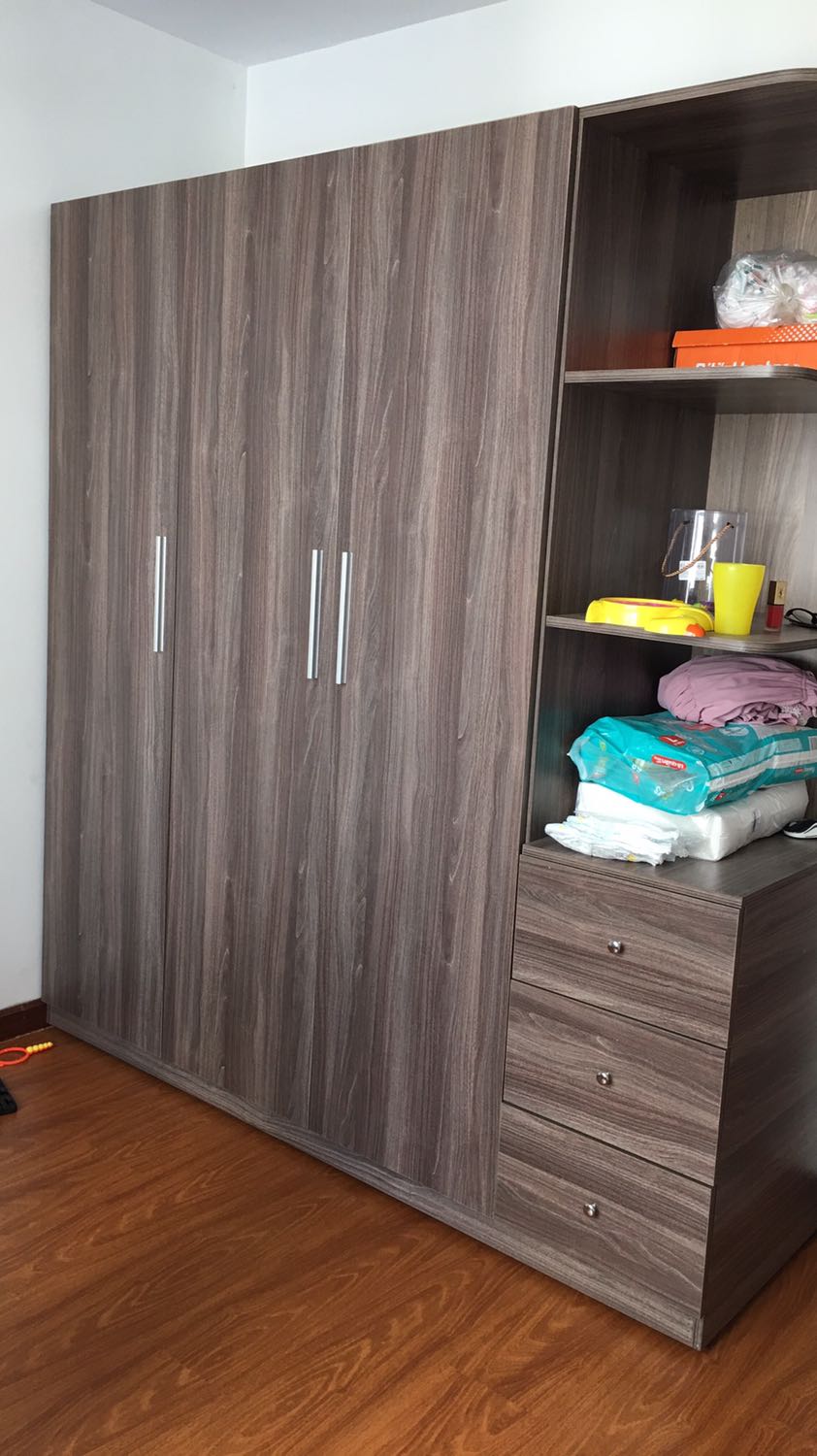 Tủ ổn. Phù hợp với giá tiền. Chất lượng thì phải xài lâu mới biết. Điểm trừ: mùi sơn khá lâu hết, cả nhà phải dọn sang phòng khác ở đợi hết mùi.