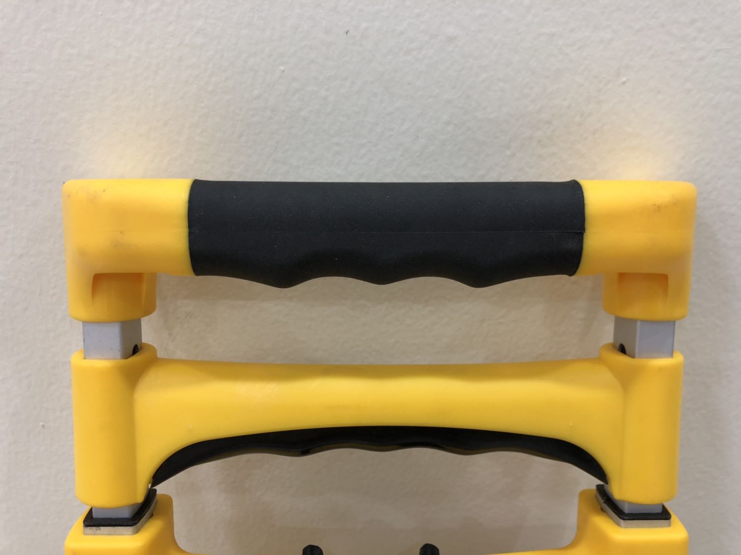 Đặt hàng buổi sáng, buổi chiều đã nhận đc. 
Tay đẩy nhựa cứng màu vàng bị trầy xước cả 2 bên, không biết có phải đã qua sử dụng chưa. 
Sp nhẹ, kéo nhẹ nhàng. Tay cầm kéo lên xuống cũng nhẹ nhàng. Bánh xe cứng cáp. Tải trọng có lẽ chỉ dc 25-30 kg.