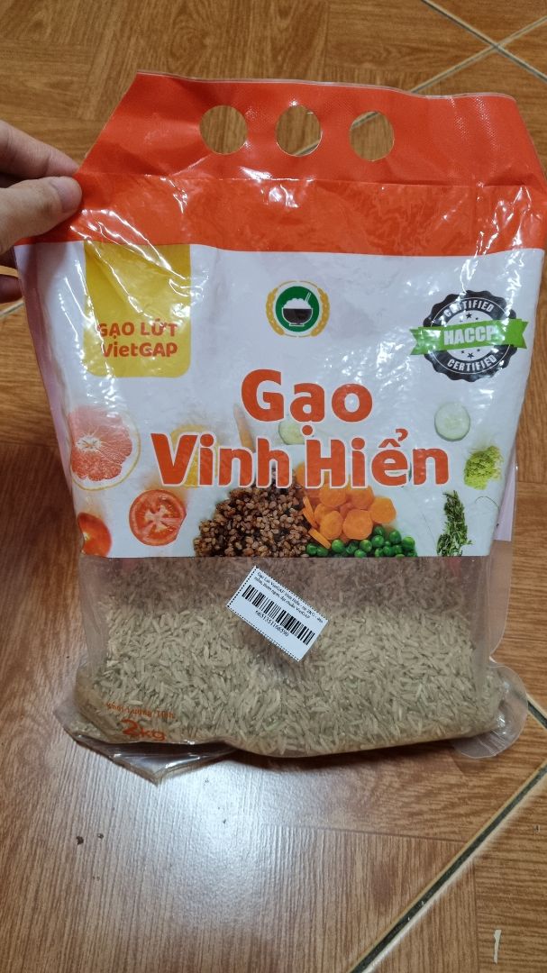 Gạo đổ ra thùng đựng rồi nên ảnh chụp chỉ mang tính minh họa, nhưng gạo ngon, không lẫn sạn và rất ít vỏ trấu (so với gạo mua ở ngoài chợ), giá lại rẻ nữa mặc dù mình đặt mua từ HCM ra HN. Đặt hàng xa thế này cũng hơi lăn tăn vì carbon footprint của việc vận chuyển hàng cá nhân lên môi trường..