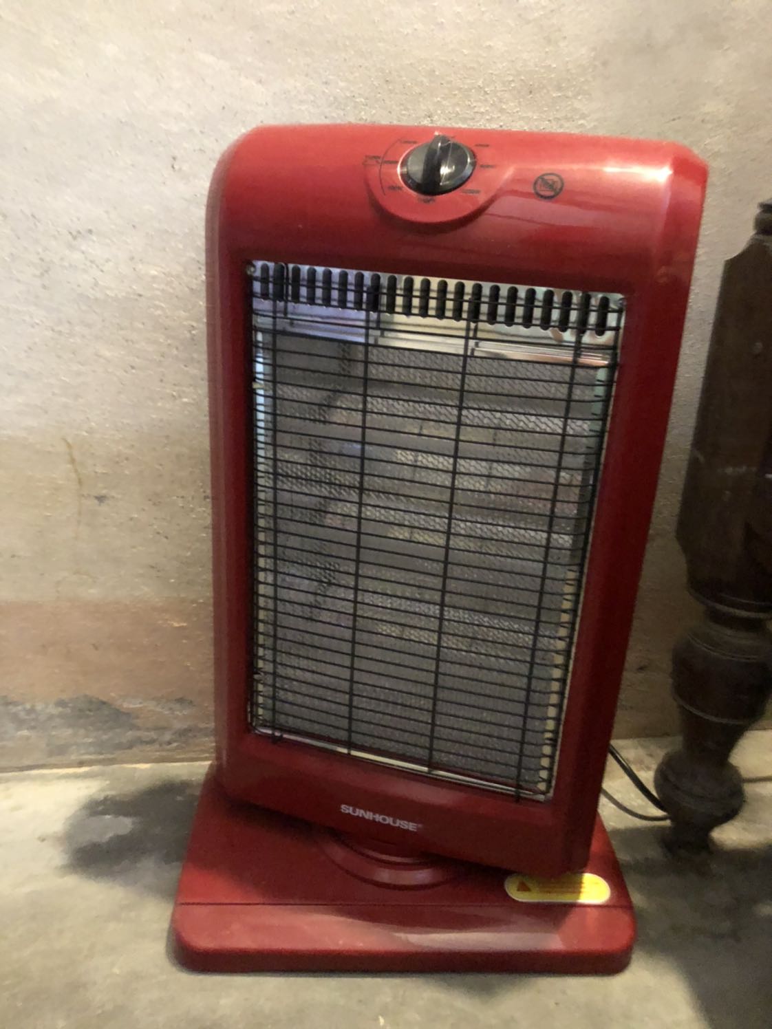 Hồi mình mua là sắp mùa đông, giá gần 600k. Máy sưởi rất ấm, mùa đông bật cả ngày vẫn oke. Dùng trong phòng ko bị khó thở.  Có điều dùng liên tục thì mất ẩm, khô môi, khô da.