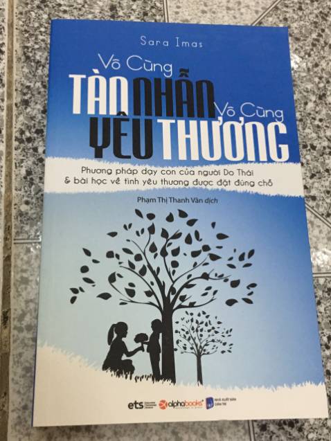 Mình mua cuốn này vì có dịp ghé nhà sách xem copy thấy hay mà giá hơi cao nên về mua bên Tiki.
Mua sách vào dịp sale hội sách online nên chờ hơi lâu chút.
Bố mẹ nên đọc cuốn này để có thêm góc nhìn về cách giáo dục con cái của bố mẹ các nước khác. Từ góc nhìn khác bố mẹ tự tìm cho mình cách ứng xử của riêng mình.