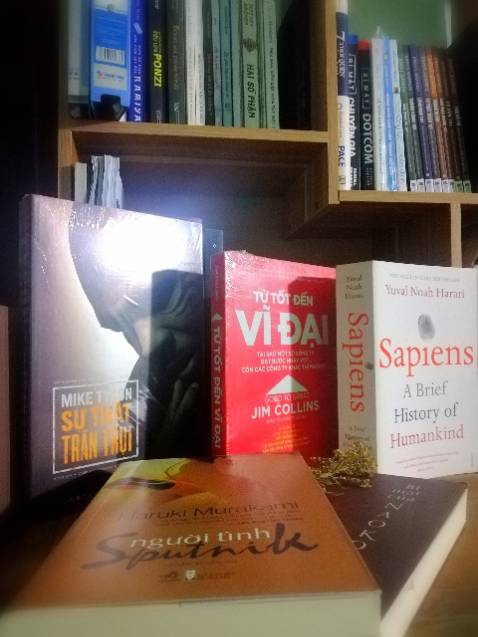 Vẫn là văn phong của Bác Murakami, luôn có phần bí ẩn và huyền ảo. Câu chuyện đặt ra nhiều câu hỏi, không chỉ cho các nhân vật mà cho cả những độc giả của mình. Gợi nhiều triết lý, suy nghĩ về tình yêu, sự sống và cái chết. 

Không giỏi trong việc cảm nhận văn chương, nhưng với mình đây là một trải nghiệm khá độc đáo để hiểu thêm về nội tâm con người.