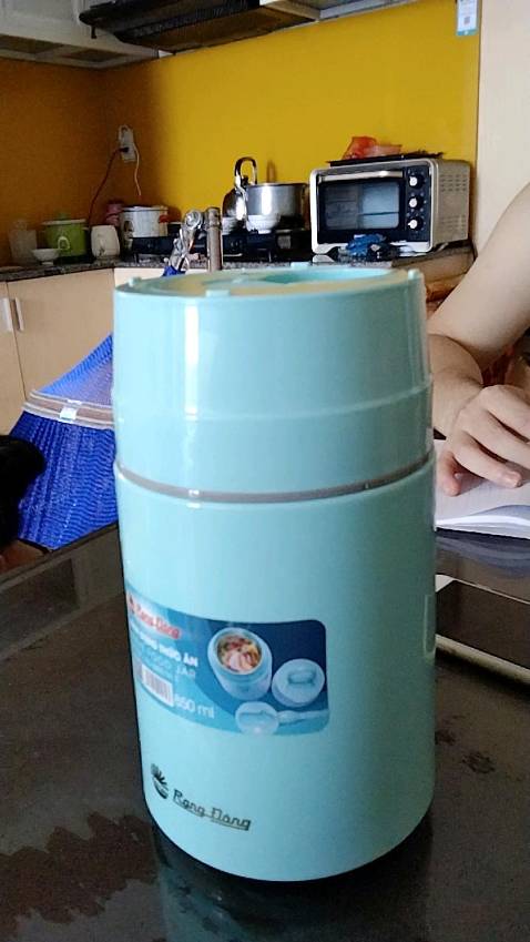 Giao hàng nhanh,2ngày là nhận được,hàng đóng gói kĩ lưỡng đẹp lắm,có hộp đầy đủ, test thử nước sôi thì từ 14h đến 7h sáng hôm sau mở ra mở zô 3,4 lần mà vẫn còn ấm ấm,nói chung ok lắm