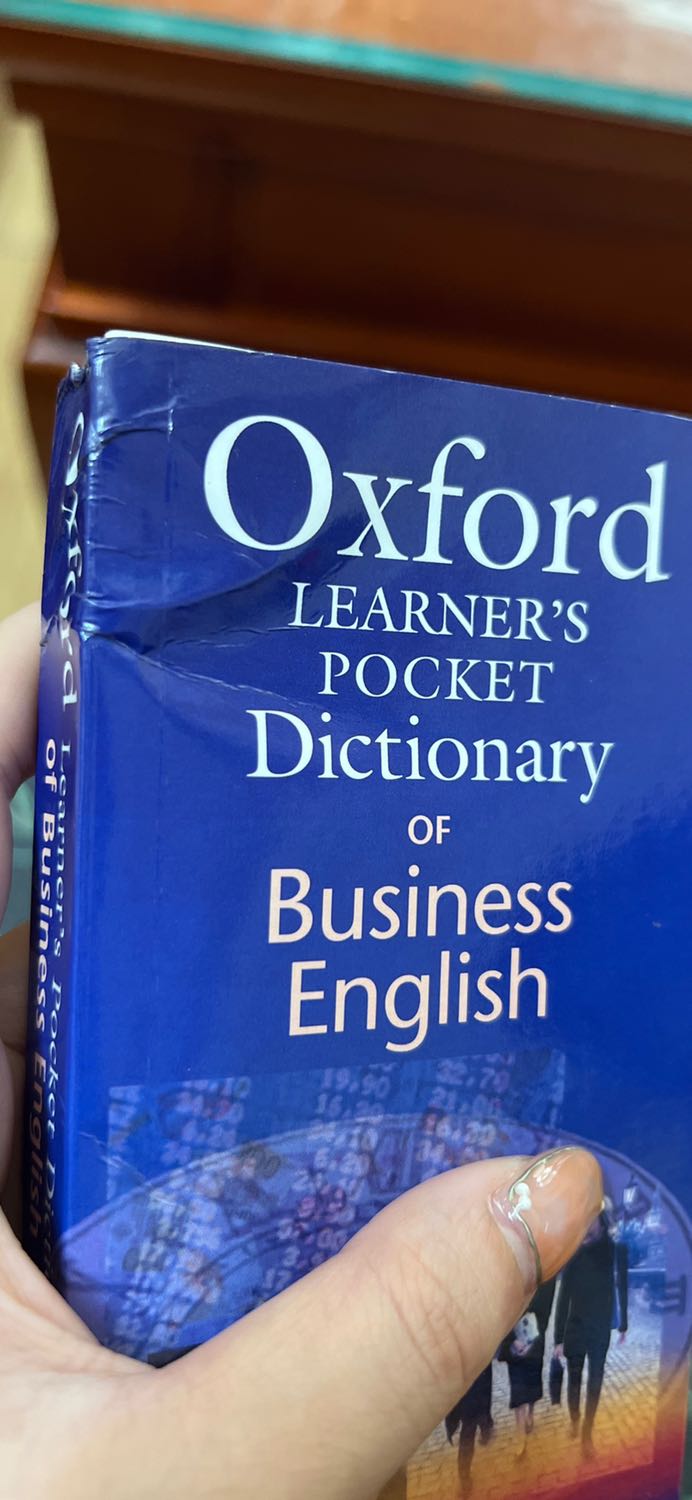 Trước đã đọc được những đánh giá không tốt về chất liệu sách rồi nhưng không nghĩ nó sẽ rơi vào mình vì vẫn thấy có người nhận được sách trong tình trạng tốt. Thật sự quá thất vọng trong khâu kiểm duyệt sản phẩm trước khi giao cho khách. Ai có ý định mua từ nguồn này thì khuyên chân thành là không nên mua hoặc nếu mua thì sẽ phải chơi ván bài may rủi mà rủi ro bị dính hàng lỗi là rất lớn.