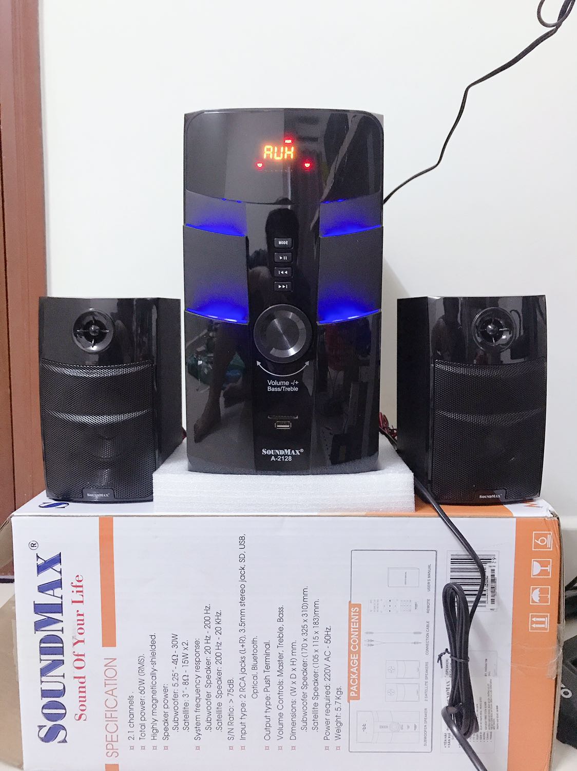 Loa mới mua về nghe tương đối okie, remote chuyển đổi được bass, trep (không tặng pin kèm remote). Mua về bạn phải lắp dây nối loa phụ vào, hơi bỡ ngỡ xíu nhưng khẩy cái cần phía sau loa chính, rồi cắm dây điện vào, thả cần cho nó ghim lại và được. Loa kết nối được bluetooth và jack 3.5. Về độ bền thì lâu dài mới biết, chất âm mình nghe cũng ổn, bass đánh tốt.