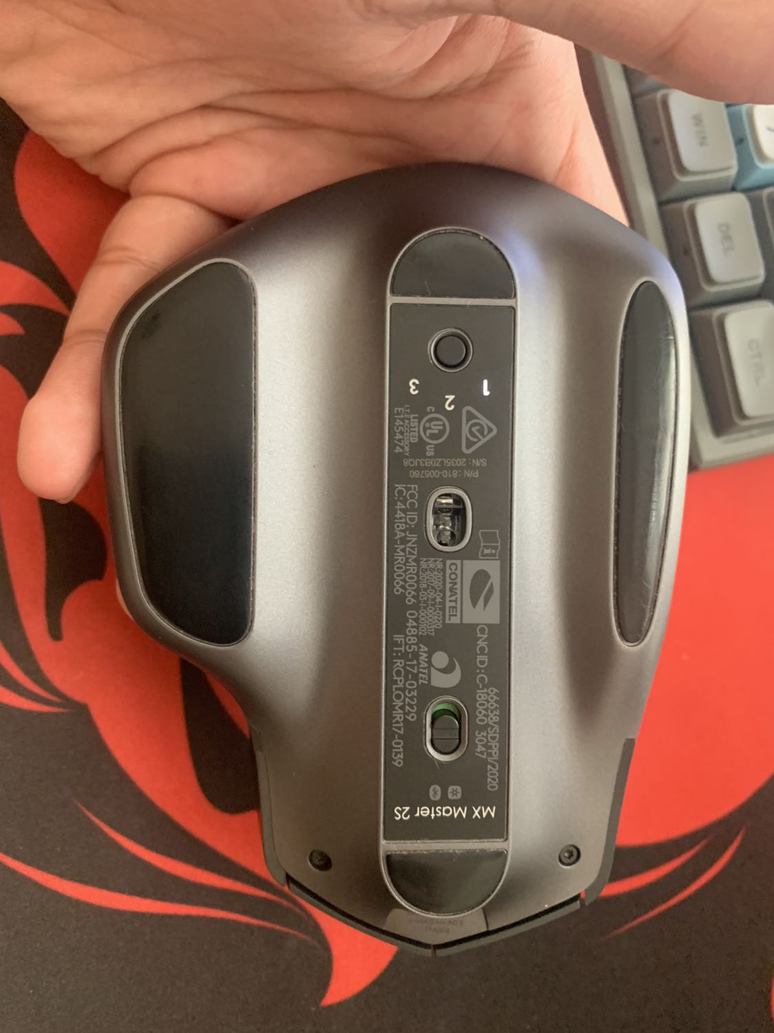 Chưa biết chê gì với sản phẩm này. Trừ việc sử dụng phần mềm logioption trên mac hiện tại chưa được. Mình không hiểu lý do vì sao.
Chuột nặng đầm (hoàn toàn không thích hợp cho việc sử dụng để chơi game). Con lăn có 2 chế độ lăn rất thích. Có thể nói dòng chuột này cực hoàn hảo cho công việc. Việc chuyển đổi qua lại giữa 3 thiết bị cực nhanh và không bị đứt kết nối. Rất xứng đáng. Rào cản duy nhất của nó là giá. :D