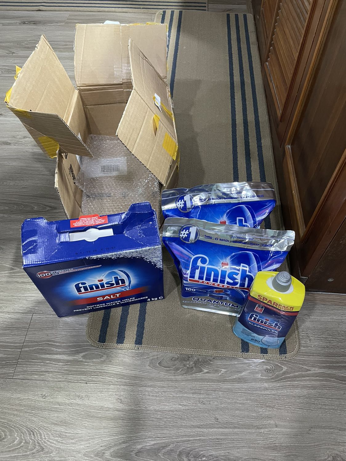 Mình mua đơn hàng 3 món, trong đó có 2 chai nước làm bóng 1,5L thì shop chỉ đóng gói  có 1 chai. Mình đã nhắn tin cho shop, mong shop xử lý việc thiếu 1 chai này. 
Còn chất lượng sản phẩm này thì khỏi bàn rồi nên 5 sao cho chất lượng của sp.