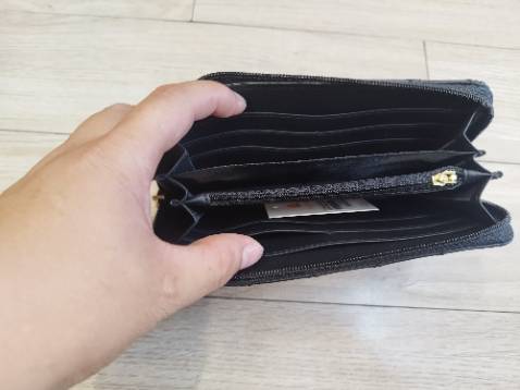 Ví đẹp lắm ,chất da mềm cầm rất vừa tay ,nhiều ngăn rất tiện  ..... Thank shop