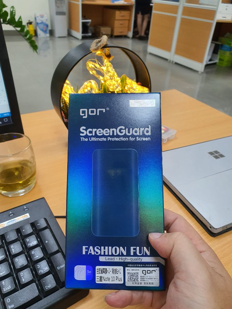 giao hàng nhanh. Trong hộp có 2 miếng mặt trước, 2 miếng mặt sau, khăn ướt đầy đủ, stamp nhặt bụi nhiều dã man. nói chung rất đủ chi tiết. mỗi tội chất lượng miếng dán chưa hoàn hảo. miếng mặt trước của mình nó bị hằn vết sẵn. sau dùng bút chắc cũng hằn tương tự (chụp ảnh review nhưng ko thể hiện đc)