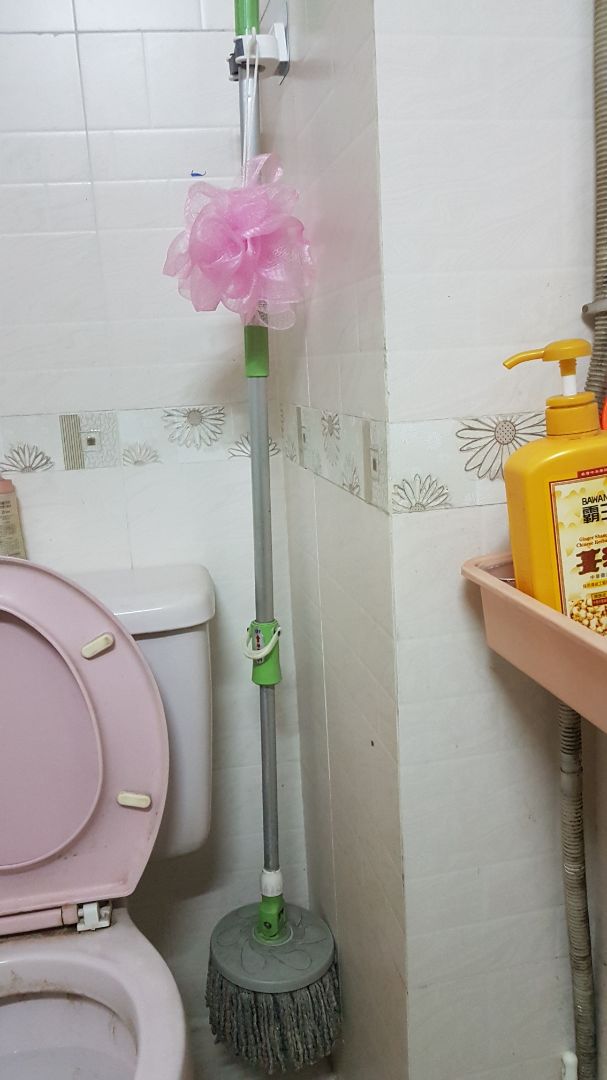 sản phẩm rất kém và tệ. chỉ treo cây lau nhà  khoảng 4 tiếng sau thì bị hiện tượng như hình chụp. chắc không lâu sẽ rớt luôn. sản phẩm rất kém và tệ. chỉ treo cây lau nhà  khoảng 4 tiếng sau thì bị hiện tượng như hình chụp. chắc không lâu sẽ rớt luôn.