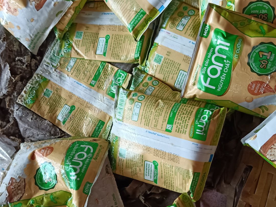 Nhận thùng sữa bất mãn dễ sợ, shipper nói trời mưa nên thùng hơi ướt xíu nha c, ok e ko sao, thông cảm đc. Nhưng lúc khui ra thì hỡi ôi, mùi vừa thiu vừa chua. Cái này là do bên vận chuyển mạnh tay quá nè nó mới ra nông nỗi zị, đổ hết 6 bịch sữa chảy lan ra mấy bị kia mh phải xịt nước rửa