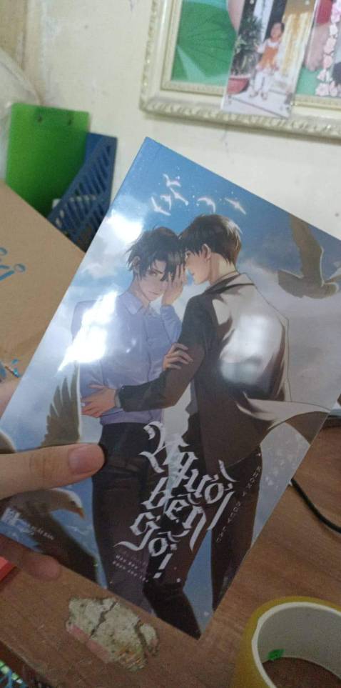 mình nghe review thấy hay nên quyết định mua, bìa khá đẹp, chưa đọc nên k biết chất lượng dịch thuật như nào, nhưng đọc văn án thì có vẻ bánh cuốn. tiki giao rất ok, ship rẻ, không 1 miếng bọc chống sốc nào tuy nhiên trộm vía k df góc nào 🥹 bữa được tặng voucher nên mua giá 45k, bá cháy hong