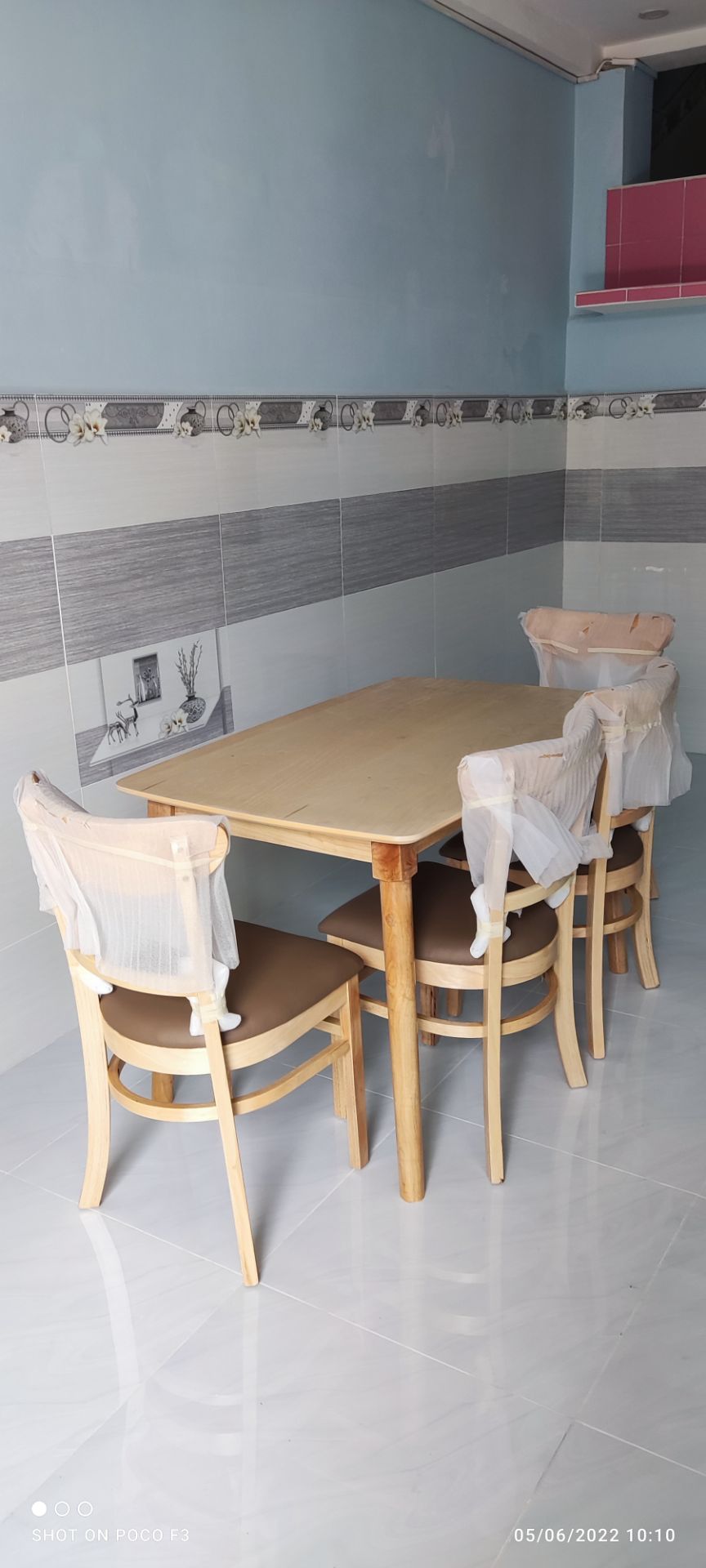 Bàn đẹp quá hổng nỡ tháo xốp ra xài, sợ trầy 😂😂. Anh giao hàng nhiệt tình ráp giùm luôn. Thanks shop, thanks Tiki