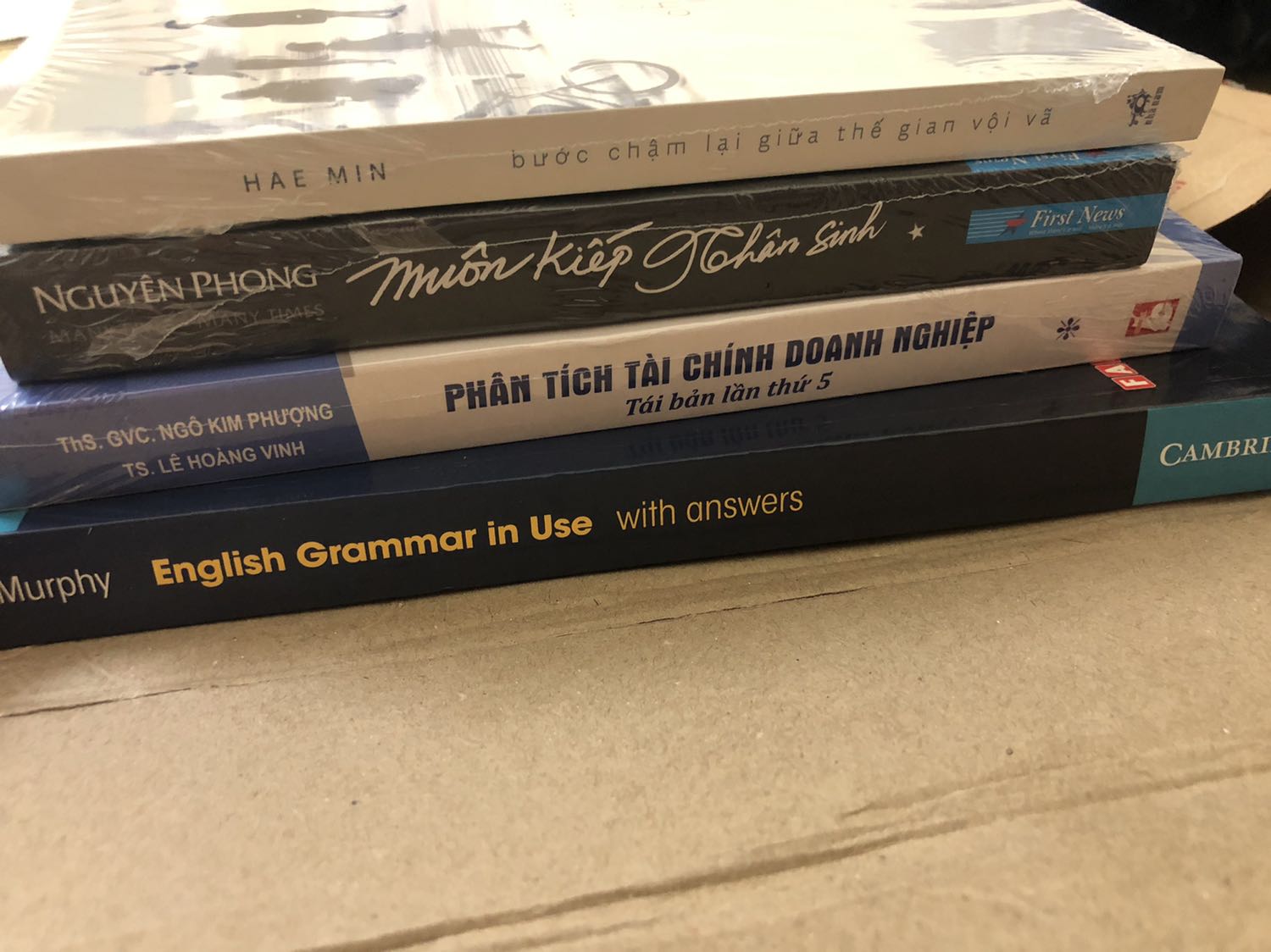 Mình mua sách trong đợt sale vừa rồi nên giá khá ok, nội dung khá phù hợp cho bạn nào muốn tham khảo về tài chính doanh nghiệp hay mấy bạn sinh viên đang học quản trị doanh nghiệp, sách mua của fahasa rất rất là ưng luôn, sách gói cẩn thận, còn nguyên màng bọc, được giao đúng dự kiến, nên mua nha mọi người