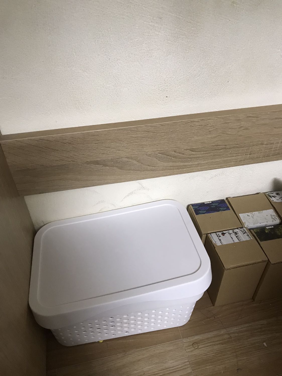 Xinh xắn dày dặn ạ. Tính mua thêm để sắp xếp lại cái gầm bàn bừa bộn. Hộp có nắp và tay cầm size mình mua là size nhỏ nhất. Hộp nhựa nên xếp chồng được lên nhau khá gọn gàng. K có gì phải chê xin cảm ơn 10 điểm