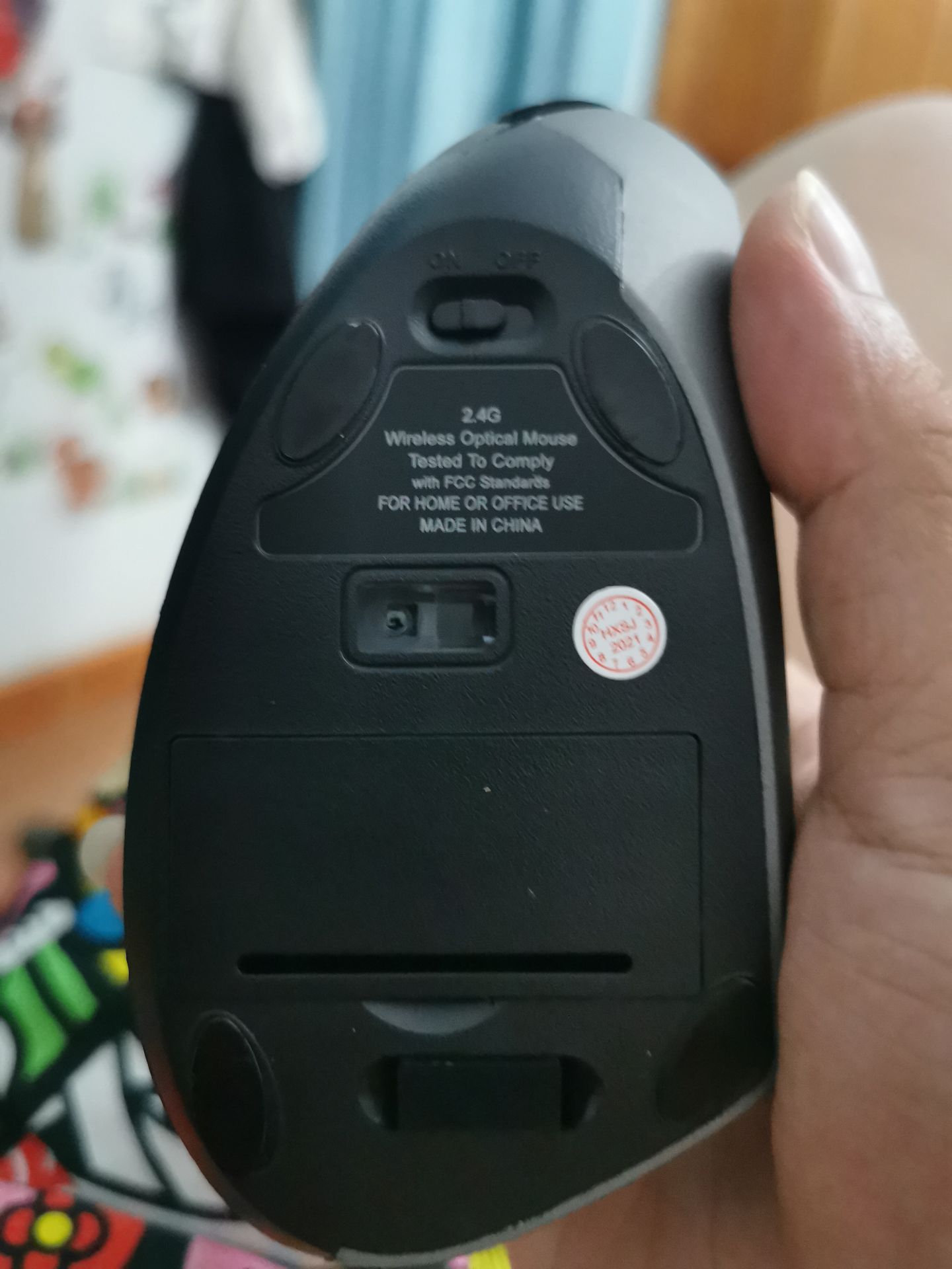 Hàng ổn trong tầm giá, chuột nhạy. Tuy nhiên phần tiếp giáp của 2 phần thấy hơi thất vọng vì nó có gờ. Điểm trừ nữa là chuột ko kèm theo pin như những sp khác