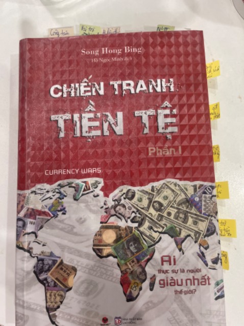 Sách mới nhận được bọc seal đầy đủ. sách có sẵn bookmark. Nội dung sách chủ yếu trả lời cho câu hỏi cách mà gia tộc Rothschild đã thao túng nền tài chính toàn thế giới ra sao, giải thích nguyên nhân của một vài cuộc khủng hoảng tài chính trên thế giới, nổi bật là cuộc khủng hoảng 2008. Tuy nhiên có một số kiến thức trong sách đòi hỏi người đọc phải có chút nền tảng về tài chính thì đỡ phải note lại nhiều như mình. Nhưng cũng hay, nhờ đó mình cũng dành thêm thời gian tra cứu về những thuật ngữ tài chính này. Sắp tới chắc chắn mình sẽ đọc thêm phần 2 của cuốn sách. Trong ảnh là mình tự dán thêm decan cho bìa sách