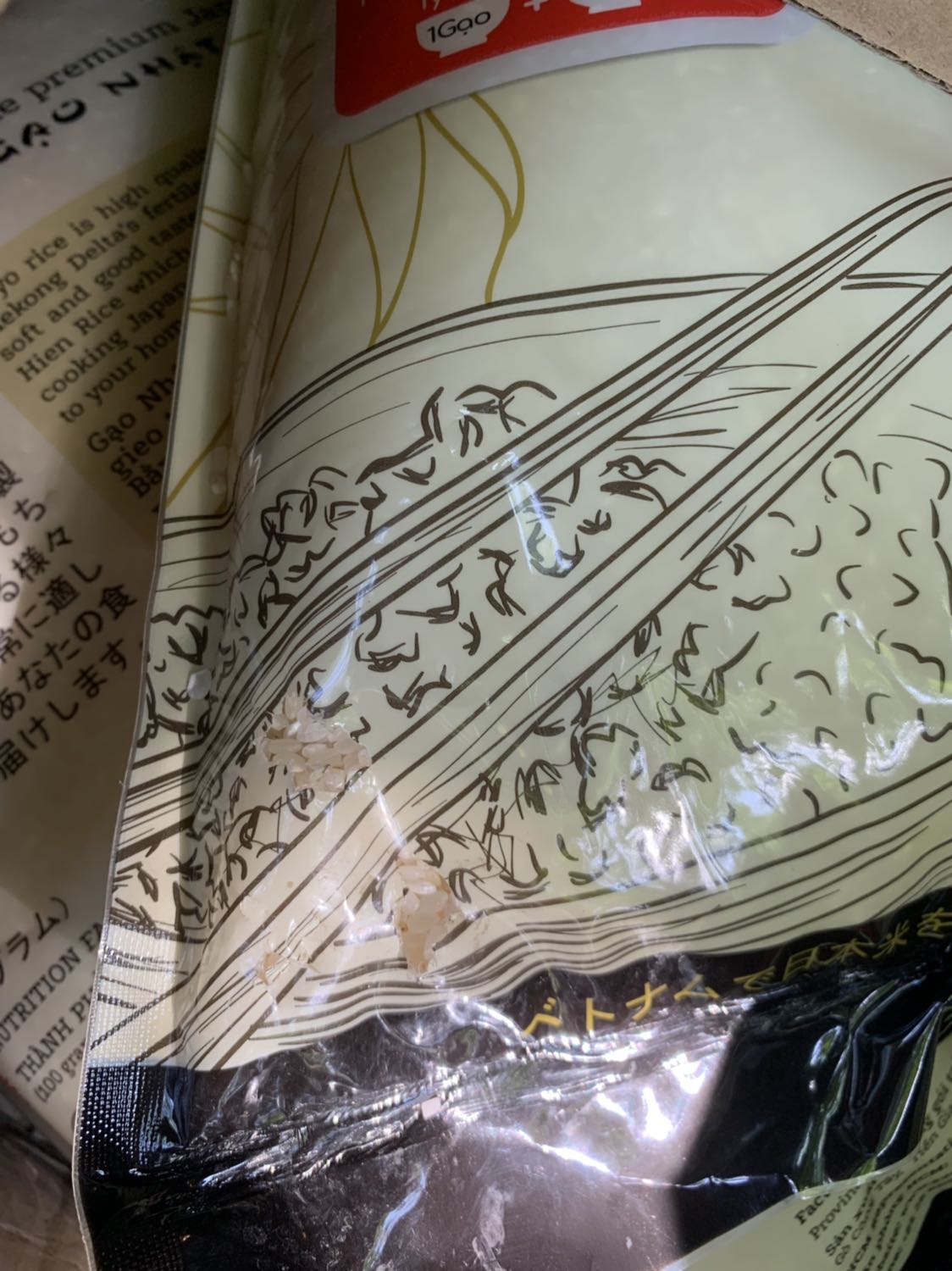 Giao hàng nhanh, trước hạn 1 ngày. Tiki yêu cầu số lượng tối thiểu phải mua là 3 túi, 15kg gạo không phải dễ vận chuyển. Tôi vừa nhận được hàng cách đây ít phút, cực kỳ thất vọng về cách đóng gói. Kiện hàng nhận được thì vỡ bung bét, khi tháo ra thì gạo rơi lả tả. Duy nhất một túi còn nguyên vẹn, 2 túi còn lại thủng khá nhiều, nhìn ko rõ chuột cắn hay do bị vật gì đâm vào làm thủng. 
   Chất lượng gạo tôi sẽ đánh giá sau.