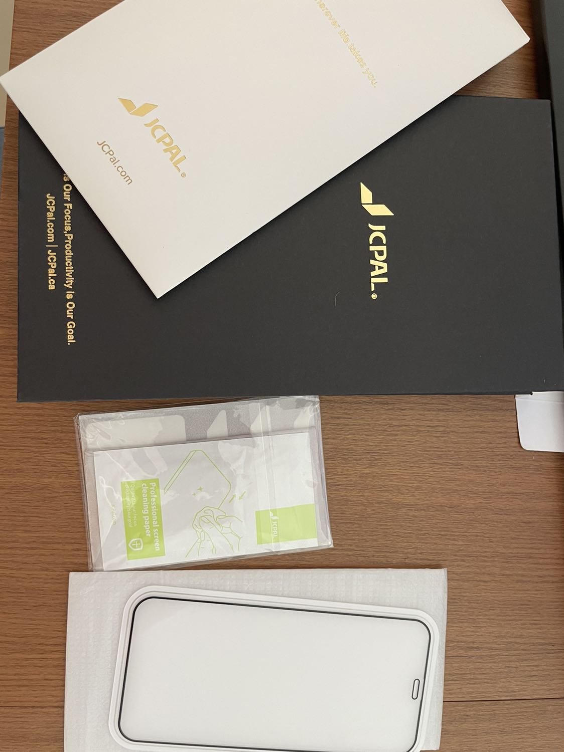 Lần mua thứ 2, miếng dán xài tốt, cảm ứng nhạy, bền. Xài 9 tháng, rớt cấn dăm đá nên mới nứt miếng dán, bình thường rớt trúng góc nên có ốp lưng nên máy ko trầy xướt gì. Đóng gói sản phẩm chất lượng. Giao hàng nhanh, ở tỉnh Tây Ninh, đặt hôm trước, hôm sau có hàng, tiki giao hàng rất tốt.