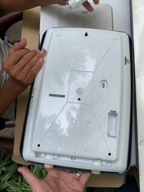 Hàng chính hãng, giao nhanh, chú giao hàng rất nhiệt tình. Máy chạy rất êm và siêu mạnh. Đáng mua
Mình đã mua 2 máy Beko loại không bơm trợ lực xài bên chung cư rất tốt nhưng đem gắn thử bên nhà mình thì nước rất yếu dù bồn nước nhà mình cao đến 4,5m. Tắm rất ức chế 
Từ khi gắn máy này có bơm trợ lực vào nước phun siêu mạnh luôn. Chỉ dám chỉnh bơm đến 1/3 vòng thôi các bé nhà mình đã bảo nước xịt đau quá! 
Dù máy có trang bị cầu dao chống giật nhưng mình cũng phải tiếp mát đóng cọc sâu xuống đất và bắt thêm 1 cầu dao panasonic chống giật ở đầu nguồn cho an toàn! 
Tóm lại máy rất ngon, mọi người nên mua xài nhé! Hiệu này bền lâm, 2 cái kia mình gắn ở chung cư cũng hơn 2 năm rồi chạy rất ngon chưa thấy lỗi gì