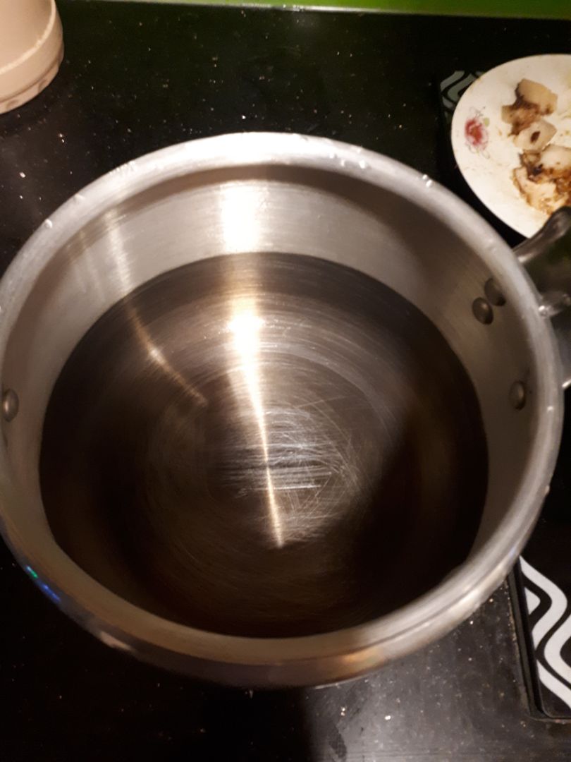 mình muốn đổi sản phẩm. mua về mình có cho nước vào đun thử. sau khi đun xong, để nguội mở ra thì thấy nồi 1 nửa trắng, nửa đen thế này( đánh bằng xà phòng cũng không sạch). Phần đen là phần mình cho nước tới đó. thực sự rất lo lắng không biết khi sử dụng có ảnh hưởng gì đến sức khỏe khồng