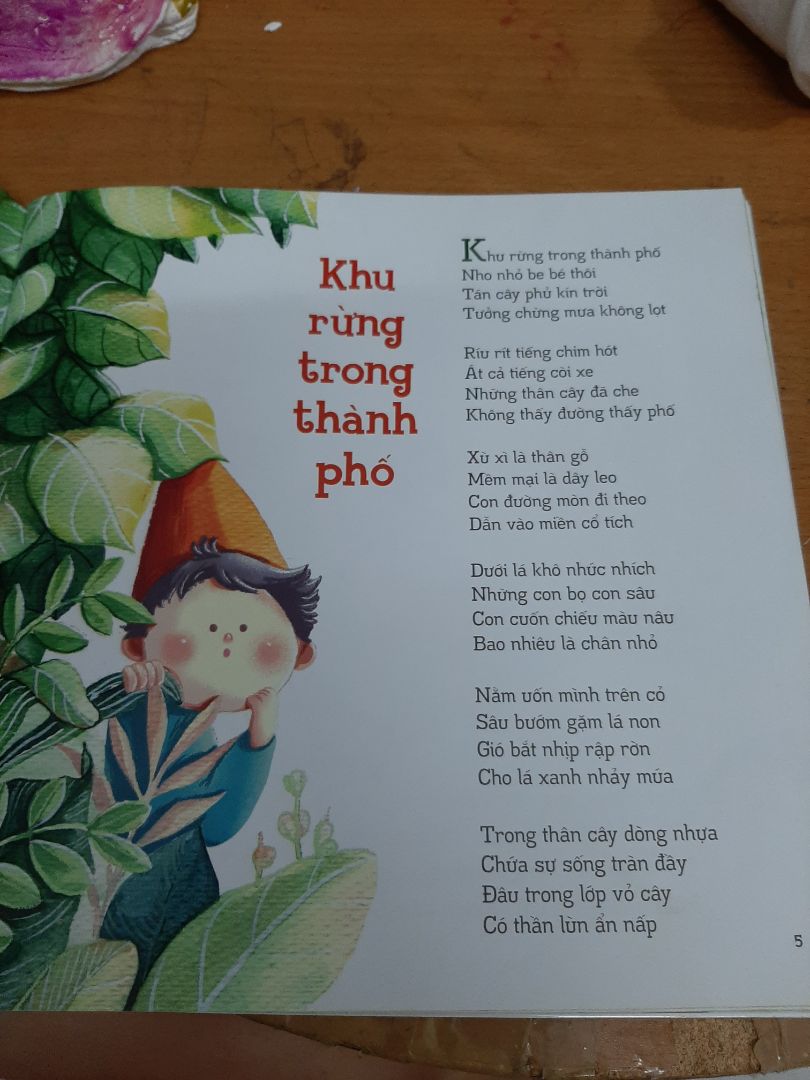 Quyển sách với những vần thơ rất dễ thương, hình ảnh minh họa đúng kiểu tranh hoạt họa, dễ thương gần gũi, tạo cảm giác đầy yêu thương chan hòa, trẻ nhìn vào tranh cũng cảm nhận được nét đẹp, sự gần gũi của thiên nhiên... Nói chung quyển này rất đáng mua. Các mẹ nên mua về đọc cho bé, bé nhà mình từ 5 tuổi đã nghe mẹ đọc quyển này rồi, giờ là tới lượt con đọc mẹ nghe. Cả 2 bé 6 tuổi và 7 tuổi đều rất thích