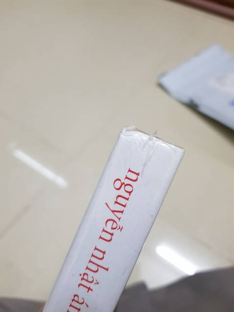 Tiki lần này đóng gói cho mình rất tệ. Chỉ đóng gói 1 bọc bong bóng dán mép phía ngoài. Mình trong Nam đơn từ kho Hà Nội ship vào mà đóng gói như vậy thì khi nhận bảo đảm phải cấn, móp hư góc sách. Sách giá trị cao, mình mua về sưu tầm mà bị như thế này thì mất hết giá trị sách. Thật sự không hài lòng về cách đóng gói hàng kiểu này.