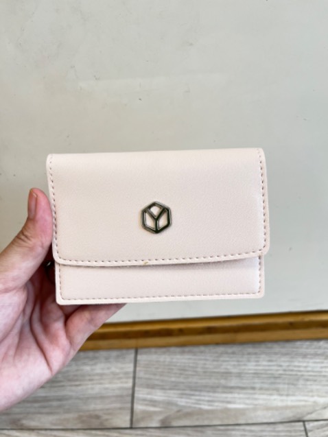 Xuất sắc mấy bà ơii hết nước chấm luôn nha ví dùng hằng ngày rất oce nha có ngăn bỏ tiền bỏ thẻ luôn đi chơi chỉ cần bỏ vào túi rất gọn nha mấy bà🥰