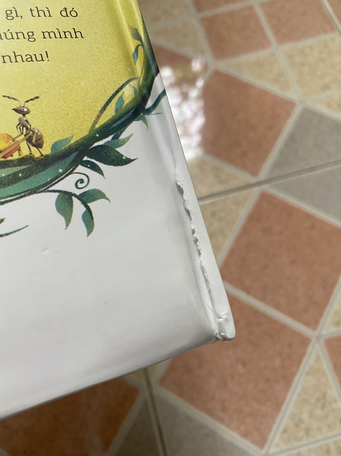 Nhận sách vẫn còn bọc kiếng mà bị rách bên trong như vậy đây. Nhà sách ko kiểm tra mà giao sách rách như vậy cho khách. Đề nghị đổi lại giúp mình.