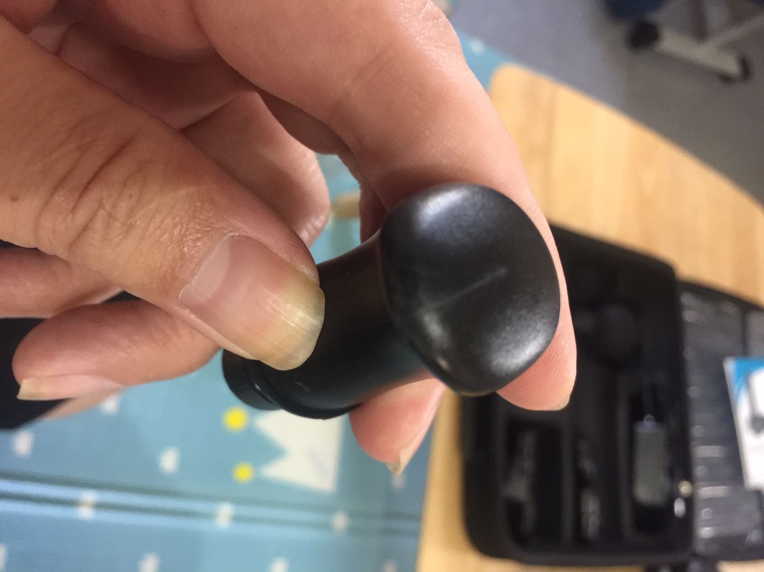 Thời gian giao hàng nhanh. Tuy nhiên sản phẩm được đóng gói sơ sài hộp sản phẩm có chỗ bị móp. Một số đầu Massage bị trầy xước