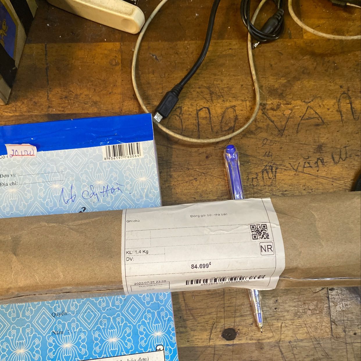 Sai mua dù 2 cây 7 màu , mà giao 1 cây lơn vây sốp