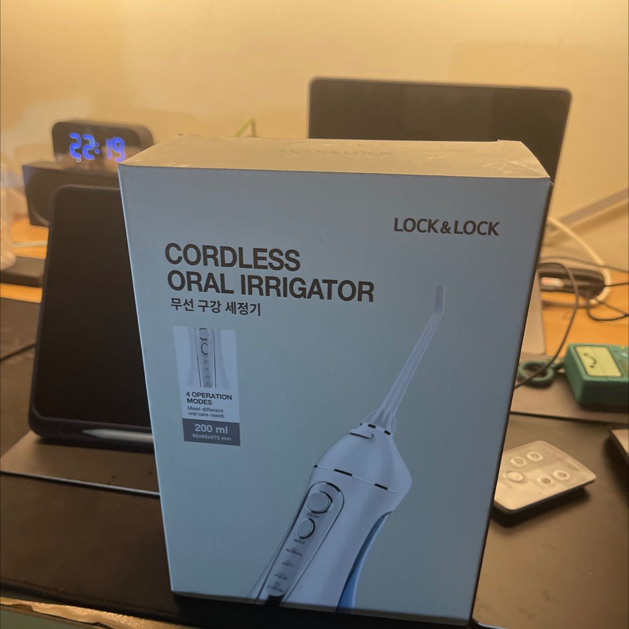 Dung lượng pin kém, ko rõ có phải là pin gốc của máy ko nữa. Cắm sạc đầy, nhưng chỉ dùng có đúng 1 ngày (khoảng 3 lần, dòng phun trung bình, 5p/lần) sạch pin. Ngoài ra mọi thứ đều ổn, từ giao hàng đóng gói đều tốt. Các đầu tăm đều tốt, tháo lắp ko có vấn đề.