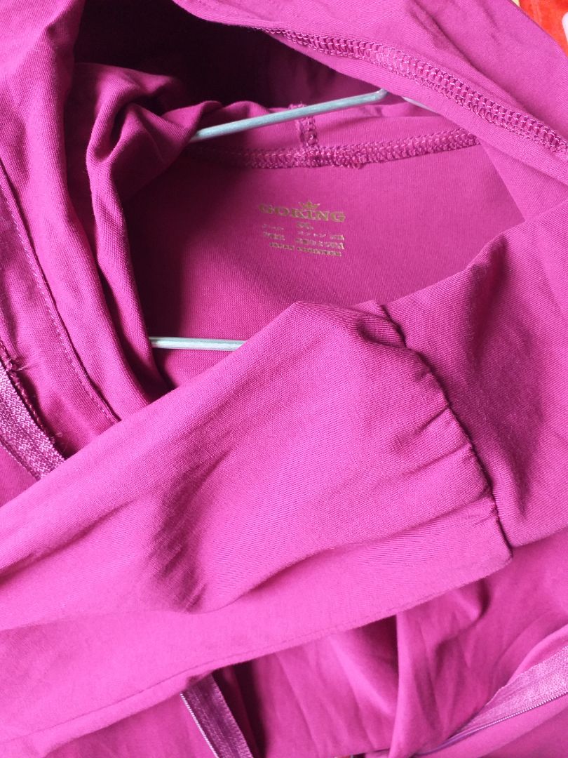 vải thun mỏng, phom áo ôm, size đúng. ai muốn mặc rộng thì nên tăng 1 size. đường may đẹp, kỹ lưỡng, 6 túi. màu sắc đậm đà, giặt ko thấy ra màu.
áo khoác chất lượng.