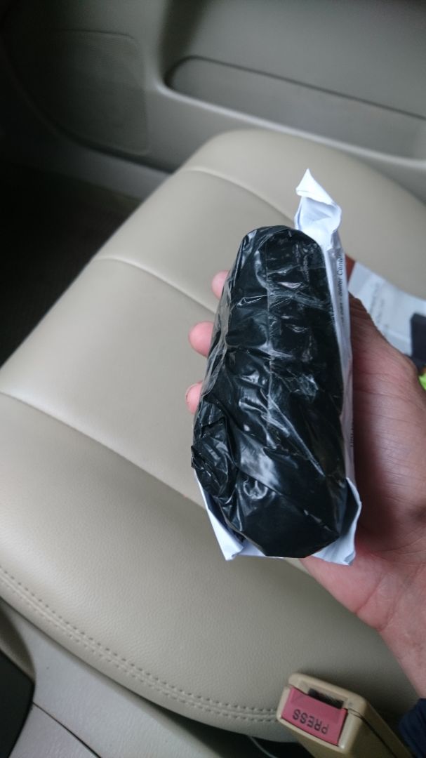 Đây là cách đóng gói vsf gửi hàng của shop đấy hả? Vo nhúm rồi nhét vào 1 cái túi nilon màu đen gửi khách. Xong. Chán đến mức không buồn nói.