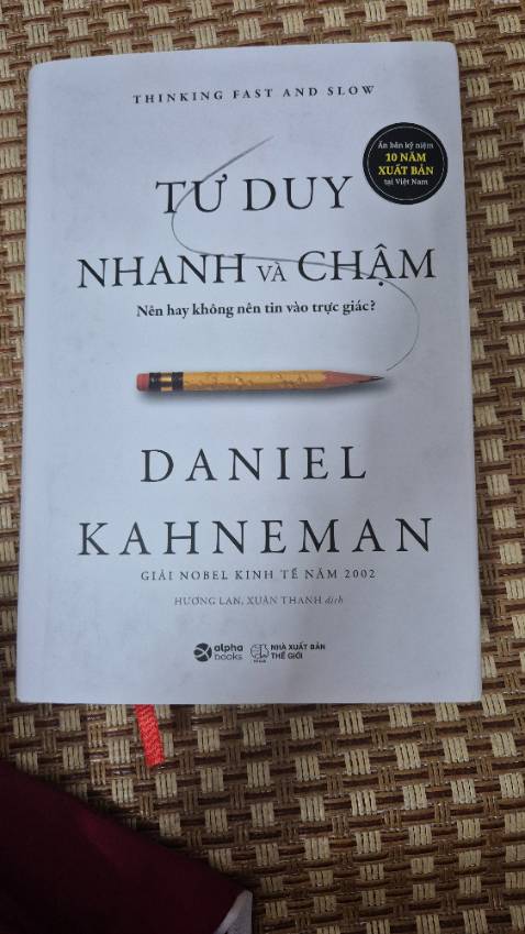 Bìa sách hơi cũ và ố, những cuốn sách dày ntn nên dc bọc seal/viền góc. Nội dung sách hay, mình đọc bản ebook rồi nay mua bản giấy sưu tầm