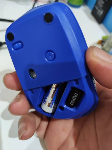 Di chuột ổn, kiểu dáng hơi to,kết nối dễ và nhanh, dùng cho được cả đt android, iphone thì chưa thử. Mỗi tội để im lâu khi đụng lại thì phản hồi hơi lâu chắc do chế độ tiết kiệm pin !? Nói chung ổn trong tầm giá. Độ bền chưa biết. Thanks shop