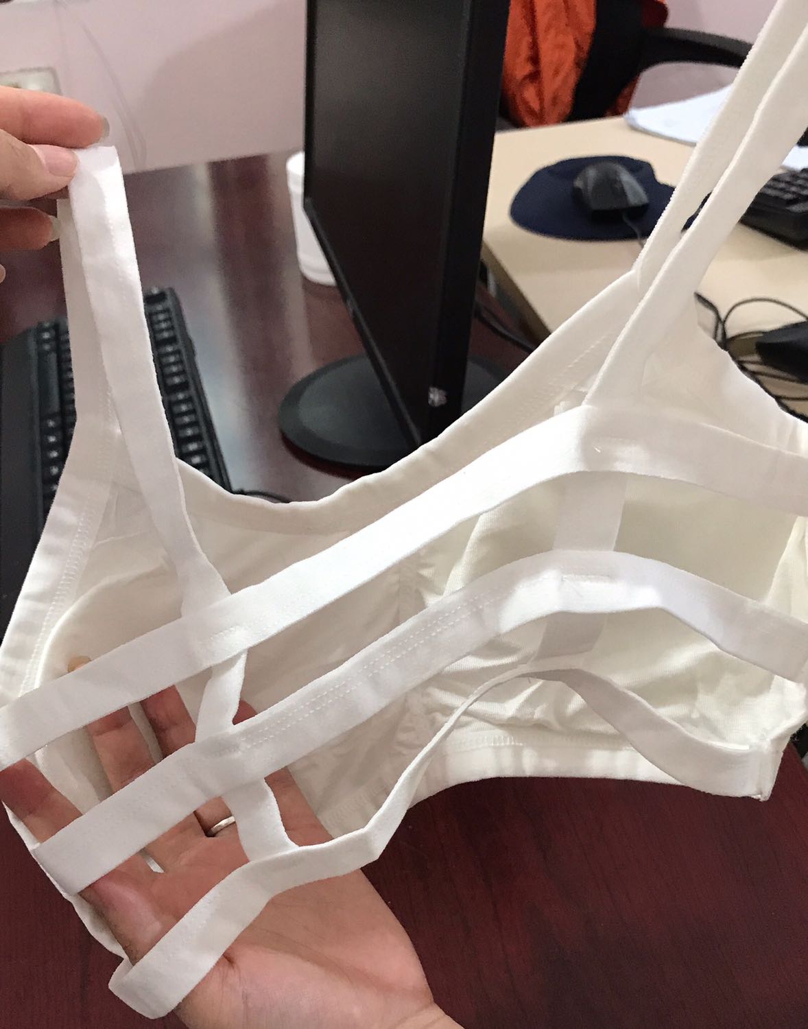 Mút khá mỏng, chất cotton mềm mà mát, vì là bra loại mỏng nên ko có vấn đê gì về mút, chất lượng ổn :)))