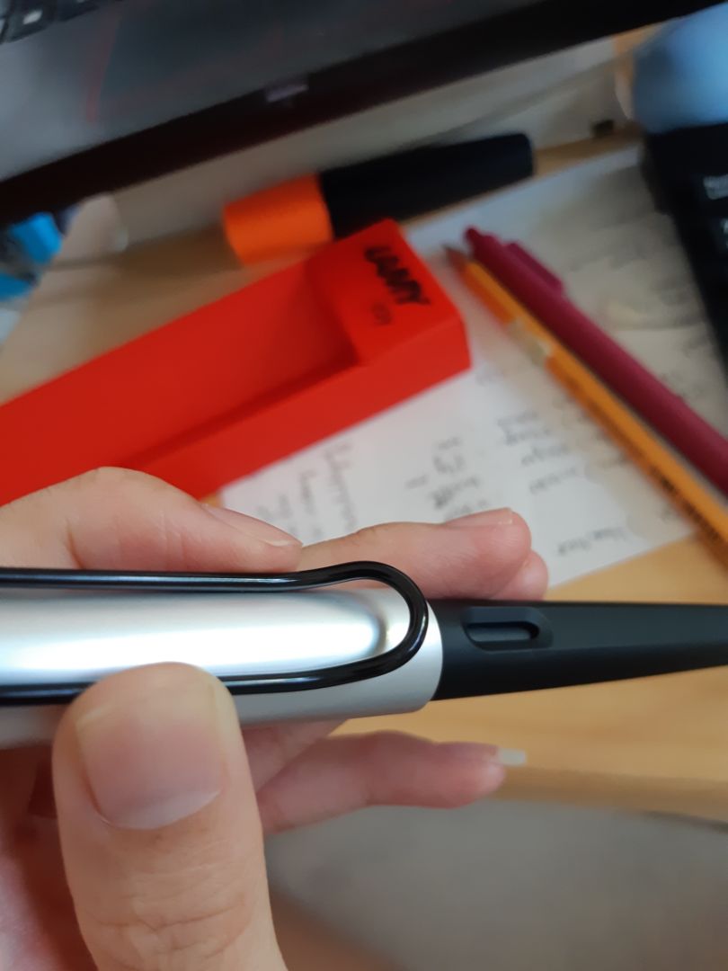 mình mới nhận được hàng chiều nay. tổng quan mới mở hộp thì thấy vỏ bọc của cây búc bị chà tươm bươm, hơi cũ, mở ra thì bút cũng bị cấn nhiều dẫn đến trầy, ở phần nắp bút. Còn bên trong thì ngòi bị lắp lệch, và cũng có vẻ bị cũ đi và trầy nên mình buồn luôn. một phần vì trong hộp ko có gì để bút đc cố định nguyên vị trí. cũng vì dịch nên chẳng thể ra ngoài nên mua onl thì trải nghiệm ko tốt lắm.
về sản phẩm của Lamy thì hoàn thiện khỏi bàn. Thân bút cũng đc làm đwn nhám chứ ko có bị bóng trơn, nắp nhôm nên càng tăng thêm tính sang trọng. theo mình thấy thì cây này là đẹp nhất dòng này của Lamy rồi. kết hợp rất tinh tế