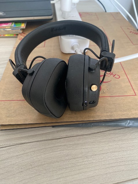 Tôi có mua cái loa và cái tay nghe. Nhưng tôi ko tím thấy thiết bị để kết nối bluetooth