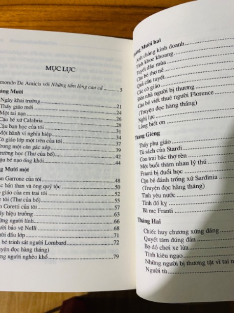Sách gồm nhiều câu chuyện ngắn 2-3 trang, dễ đọc