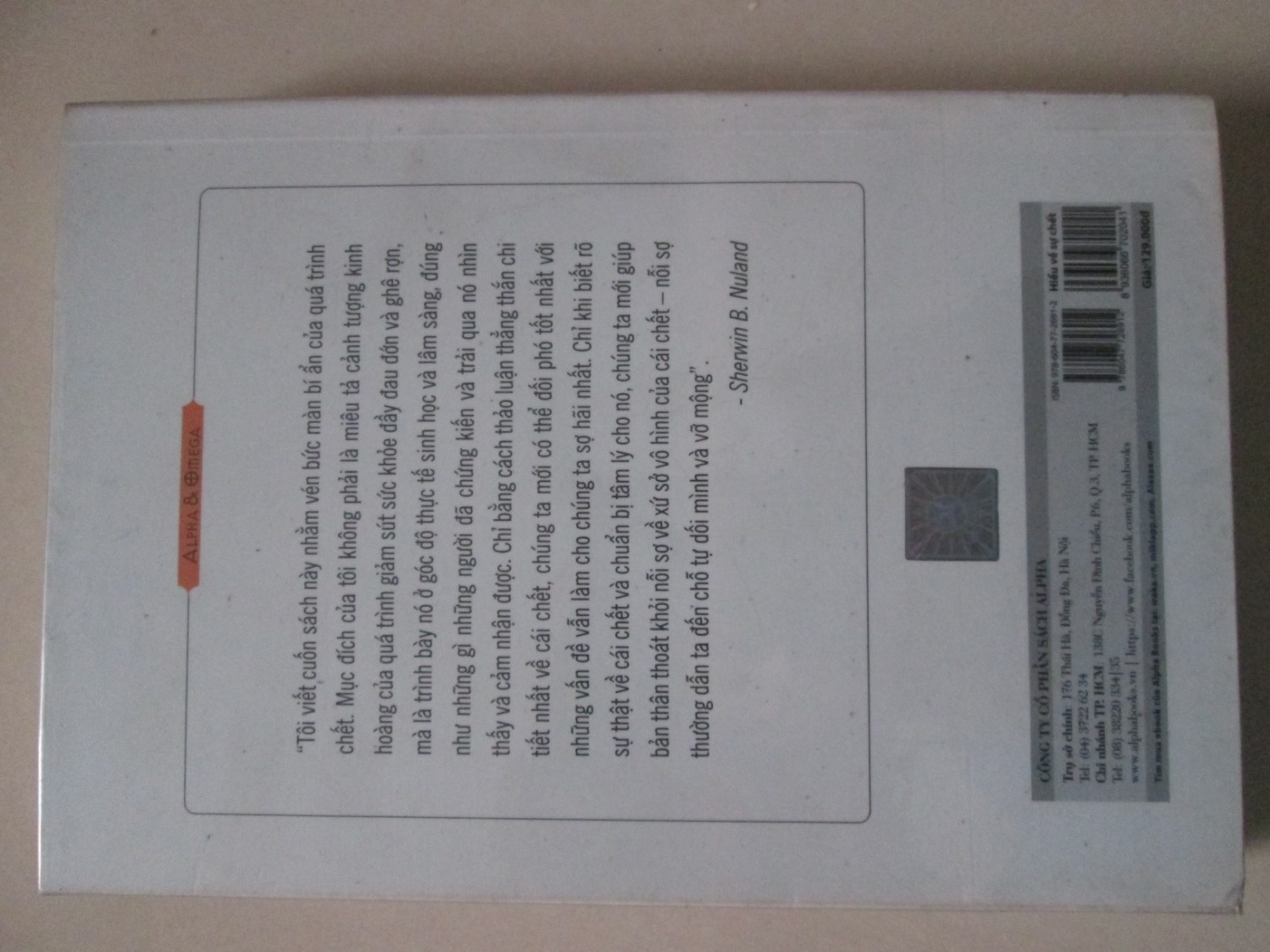 - Giao hàng: mua quyển này cũng khá lâu rồi, nhưng vì mình vẫn mua hàng của tiki, nên chắc là trong đợt trước nhân viên giao hàng cũng tốt tánh và giao đúng ngày.
- Hình thức sản phẩm:  Bìa bình thường. Giấy trắng, mặt giấy mịn. Gáy dán. Quyển sách cầm khá nặng tay với khoảng 400 trang.
- Nội dung sản phẩm: mình nghĩ cuốn này sẽ kén người đọc. Đây là một câu truyện dài của tác giả, dưới vai trò là bác sĩ, kể về những lần chứng kiến cái chết xảy ra. Với những phân tích khoa học, câu chuyện mang lại cảm giác khô khan. Với những dòng cảm nhận, các câu chuyện lại nhuốm màu bi lụy. Mình thích cuốn này.