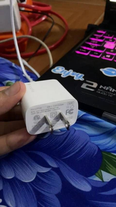 Mình mua sản phẩm mophie ở shop rất nhìu lần rồi, mua cho cả gia đình dùng ai cũng rất ưng. sho bán hàng chất lượng. check ra đúng hàng chính hãng. gói hàng cẩn thận