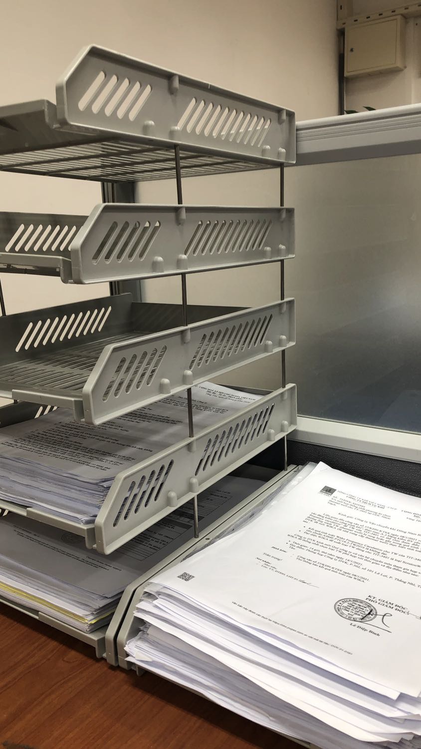 Kệ y hình, khá cứng cáp. Loại kế cố định nên không gập gọn được