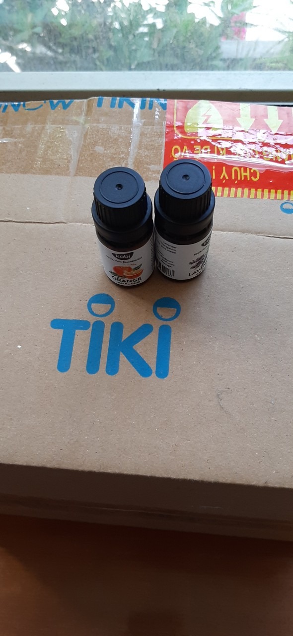 Mình mua tinh dầu ở rất nhiều cửa hàng rồi nhưng lần này mua tinh dầu của shop Kobi thật sự mình không ngờ khi mở nắp chai ra mùi tinh dầu đúng là rất thơm luôn, đúng là mùi tinh dầu nguyên chất 100 phần trăm luôn. Khi đặt tinh dầu của shop Kobi này mình rất phân vân không biết có phải là tinh dầu thiên nhiên không? Nhưng mình nghĩ thôi kệ đặt thử một lần coi sao? Hôm nay nhận được tinh dầu thì mình mở nắp ra liền luôn. Thiệt là mình rất vui vì đã tìm được shop này bán tinh dầu rất chất lượng nên mình sẽ mua shop Kobi này sài sẽ an tâm hơn. Bao bì thì rất đơn giản nhưng đẹp, chụp choẹt mãi không chán. Tiki đóng gói hàng khá cẩn thận, giao hàng thì nhanh như 1 cơn gió. Mihf sẽ tiêp tục ủng hộ shop và sẽ giới thiệu cho bạn bè ủng hộ. Chúc shop buôn bán đắt hàng nhé. Cám ơn shop kobi và tiki nhiều ạ 