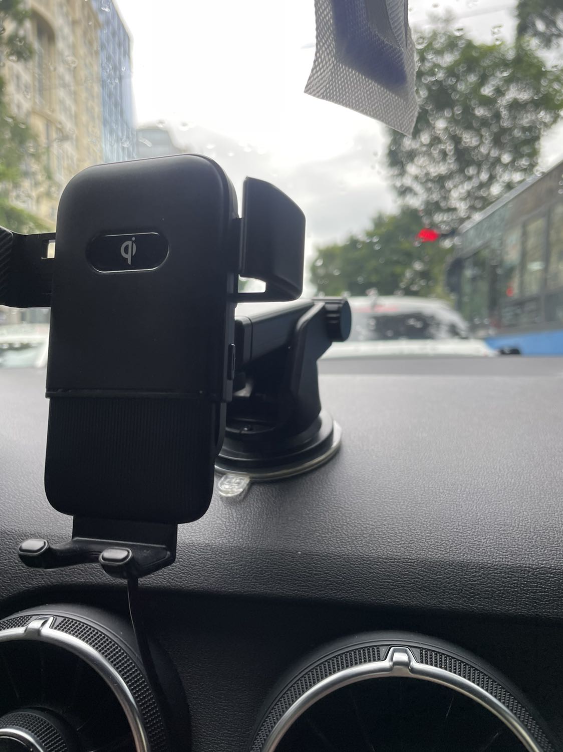 Cái cửa gió turbin của mình gắn ko vừa. May là có chân hút cũng chắc chắn. Gắn mấy bữa xài nhiều chưa rơi lần nào. Bỏ vào tự kẹp lại nhìn rất xịn sò. Nhưng mà phải luôn cắm dây. Nhiều khi mình muốn bỏ sợi dây ra cũng ko đc