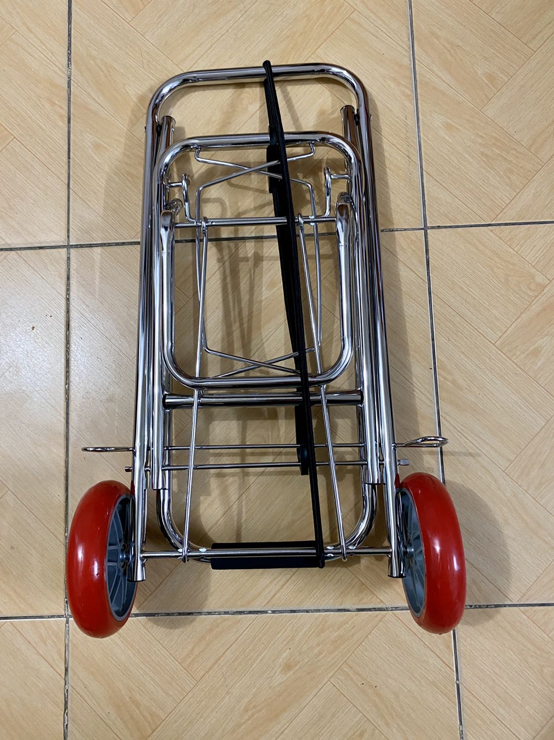 Giao hàng nhanh, sản phẩm không bị hư hại, xe cứng cáp, chiều cao khoảng 1m vừa tầm tay để kéo