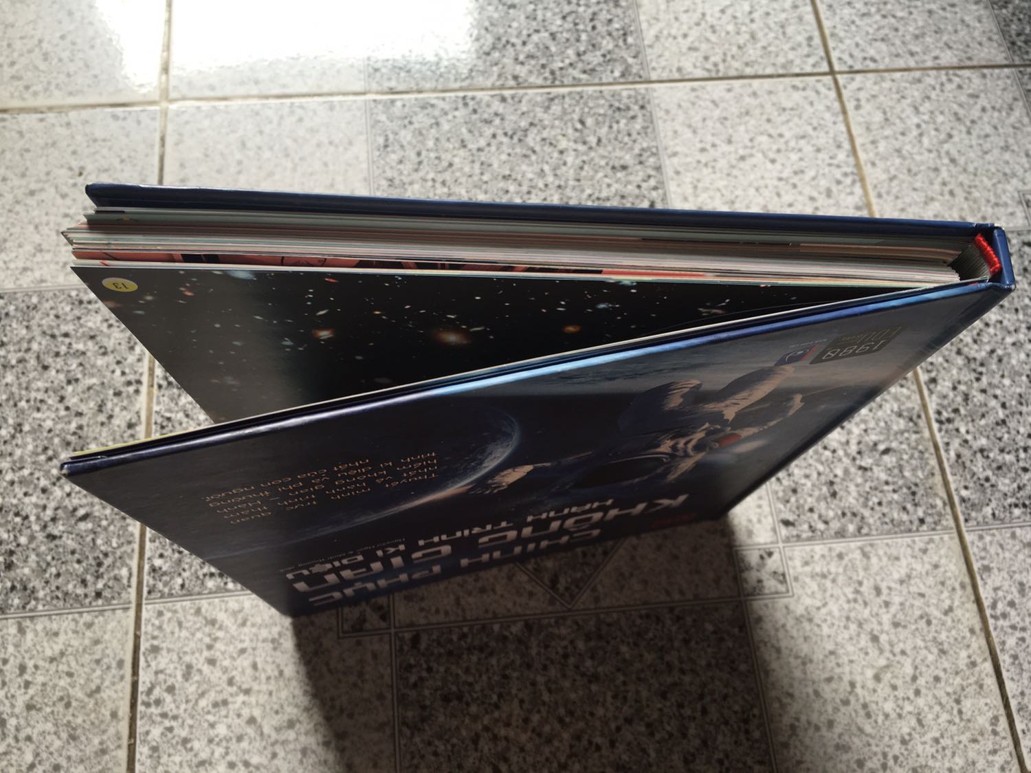 Chất lượng hình ảnh màu sắc đẹp. 
Sách dầy hơn 180 trang giấy màu mô tả các giai đoạn chinh phục không gian của con người. 
Chất lượng đóng sách không tốt. Đọc chưa xong mà gáy sách đã bung. Vẫn còn đường chỉ khâu lại nên chưa bị rớt trang giấy. Nhưng chắc không bền.