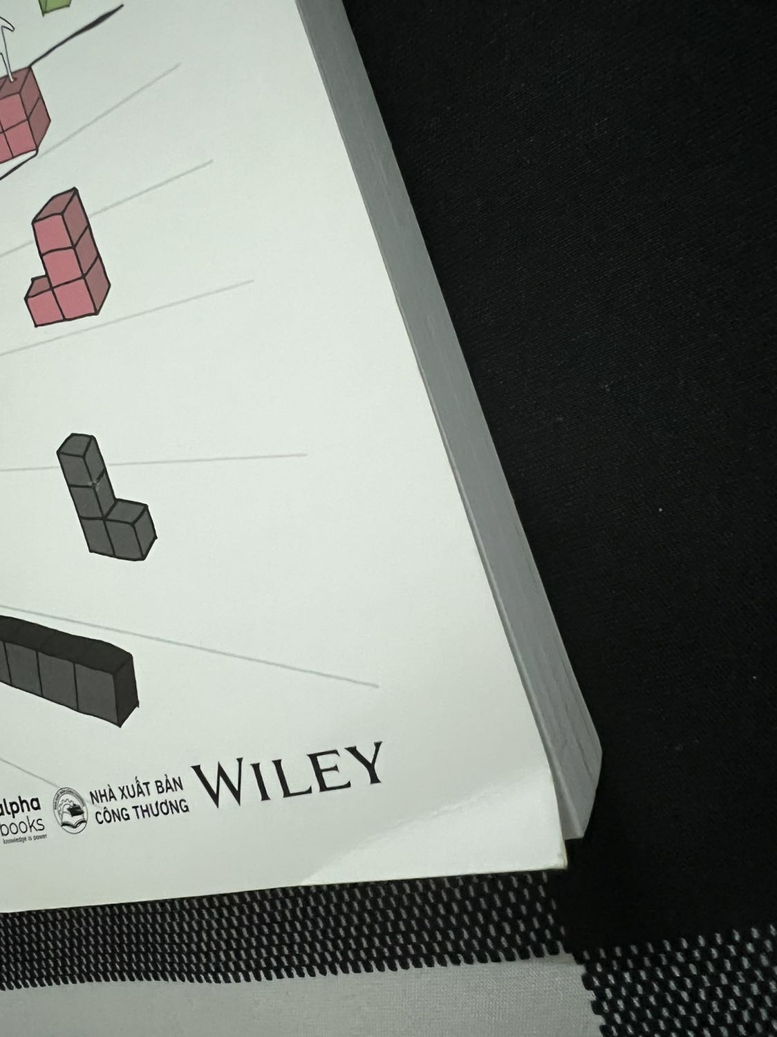 Sách chưa đọc nên không biết nd như nào. 
Nhưng về phần đóng gói sp thì ultr. Sách ko hề có bọc chống sốc hay bất kỳ miếng giấy bảo vệ nào luôn. Vỏn vẹn quyển sách bỏ vào cái hộp giấy chấm hết. Cũng may hên sao mà ko bị gãy sách và trầy sướt nhiều í.