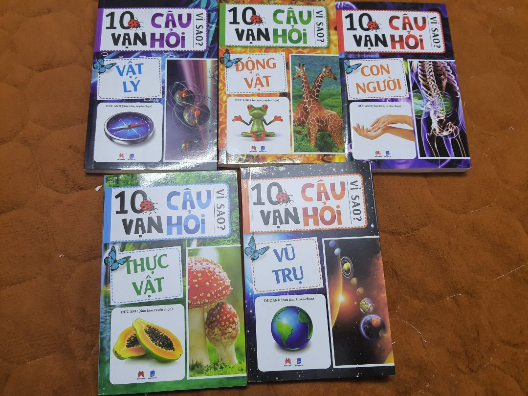 Sách vừa đẹp, chữ rõ ràng dễ đọc. nội dung phong phú phù hợp với lứa tuổi tiểu Học. Bé nhà mình thích đọc. Có một điều là hình ảnh trong từng nội dung không có màu, nên con trẻ sẽ không phân biệt đc vật đó hoặc quả đó có màu gì. và nhất là quyển về con người. con không biết từng bộ phận bên trong của con người có màu gì nên hỏi Mẹ hoài phải tốn thời gian giải thích. Cảm ơn Bạn