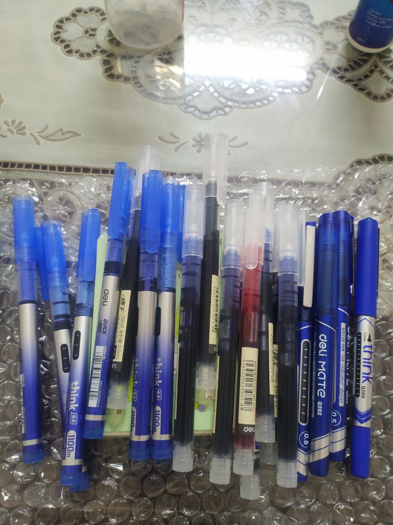 Bút trơn, mực đẹp, nhanh khô. Mk mua thử 4 loại thì có 3 loại hợp với mk, cái còn lại thì nét hơi to.
Viết vở campus thì có bị in sang trang sau, nếu viết đứng bút lên thì mực sẽ ra ít hơn, cải thiện đc 1 phần. Còn nếu đc các bạn viết trên giấy 70gsm nó dày hơn đỡ bị lem